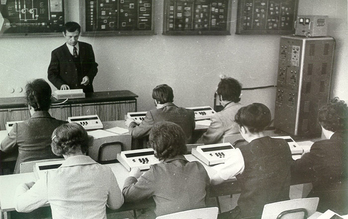 МЭКВМ ''ГЕВЛАР''. У машины за центральным пультом В.Г. Тышкевич. 1974 г.